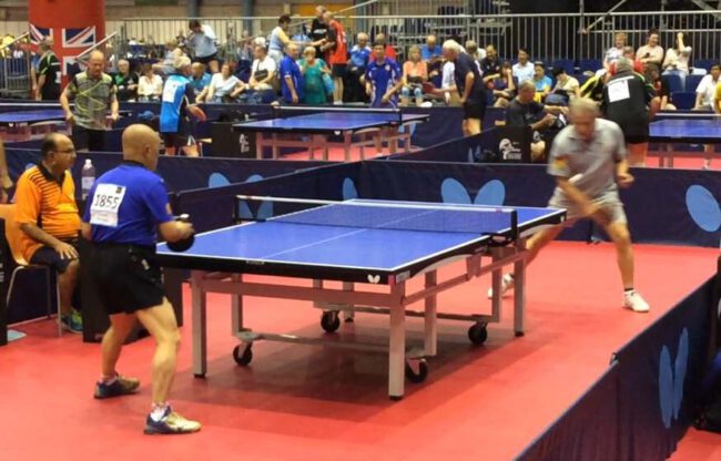 Tischtennis-Senioren-Weltmeisterschaft in Alicante: Michael Junghans
(TTC Rösberg, für Deutschland) im Match gegen den amtierenden
chinesischen Senioren-Weltmeister Huang