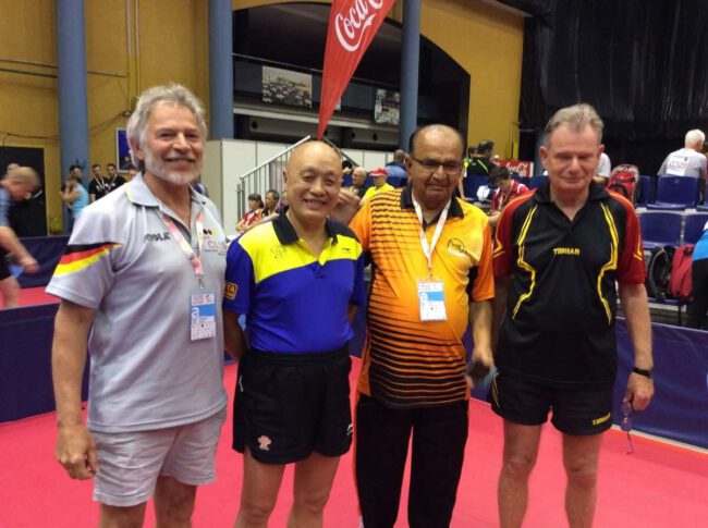 Tischtennis-Senioren-Weltmeisterschaft in Alicante: Michael Junghans und der damals amtierende
chinesische Senioren-Weltmeister Huang